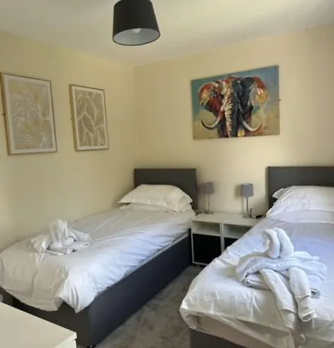 Newark Area - Modern 3 Bedroom Semi With Free Off Road Parking For 2 Vehicles