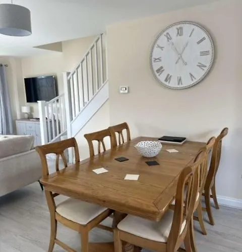 Newark Area - Modern 3 Bedroom Semi With Free Off Road Parking For 2 Vehicles