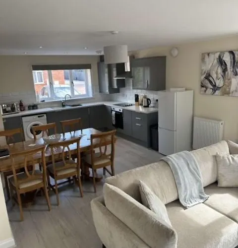 Newark Area - Modern 3 Bedroom Semi With Free Off Road Parking For 2 Vehicles