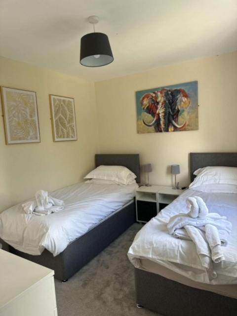 Newark Area - Modern 3 Bedroom Semi With Free Off Road Parking For 2 Vehicles