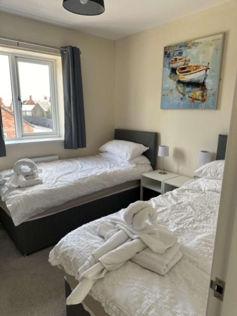 Newark Area - Modern 3 Bedroom Semi With Free Off Road Parking For 2 Vehicles *