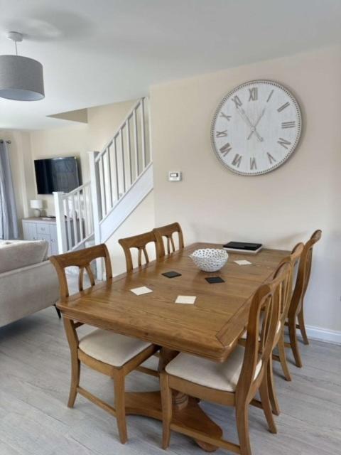 Newark Area - Modern 3 Bedroom Semi With Free Off Road Parking For 2 Vehicles Holiday home