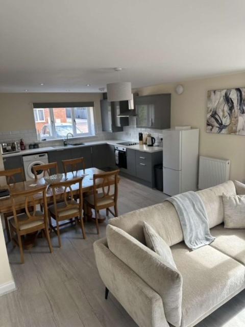 Holiday home Newark Area - Modern 3 Bedroom Semi With Free Off Road Parking For 2 Vehicles *
